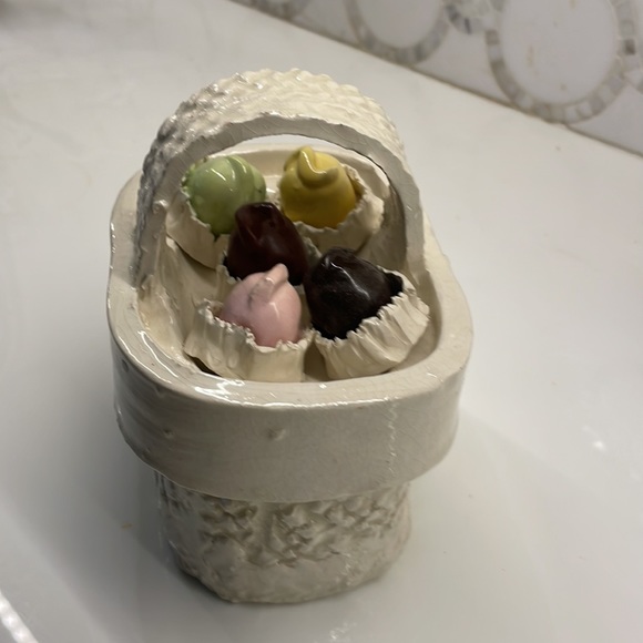 Adorable hand made ceramic candy dish - Picture 3 of 3